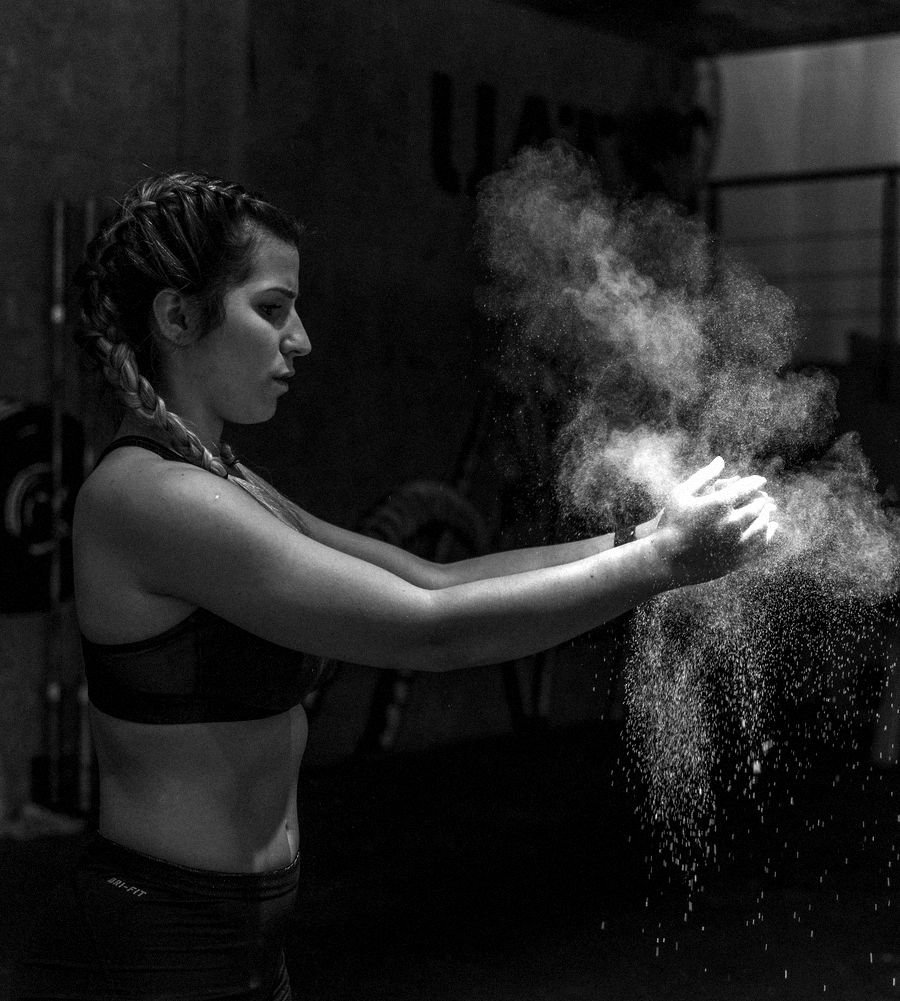 Atleta con magnesio en las manos antes de entrenar